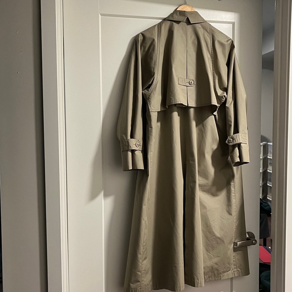 London Fog RARE Beige/TaupeTrench Coat approx 43-44 inches long. EUC